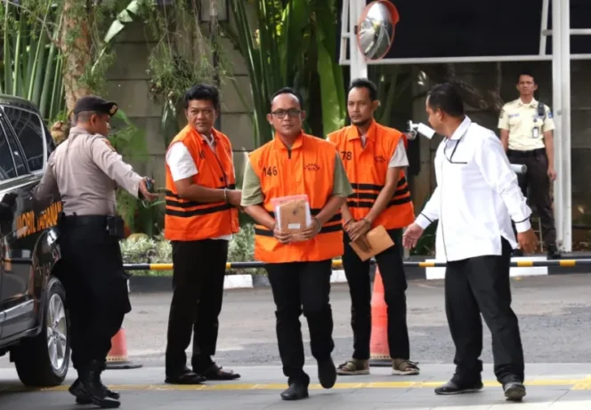 
KPK Geledah Rumah Dinas Bupati Lampung Tengah Usai Penetapan Tersangka