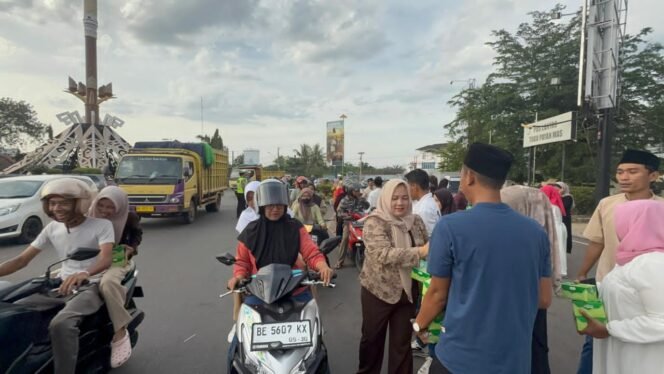 
SPPG Dapur Twin Bagikan 1.000 Takjil untuk Warga Kotabumi di Bulan Ramadhan