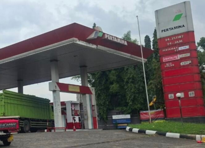 
Diduga! SPBU Pertamina 24.351-102 Cut Nyak Dien Main Curang, Kerjasama dengan Mobil Pelangsir Mafia BBM
