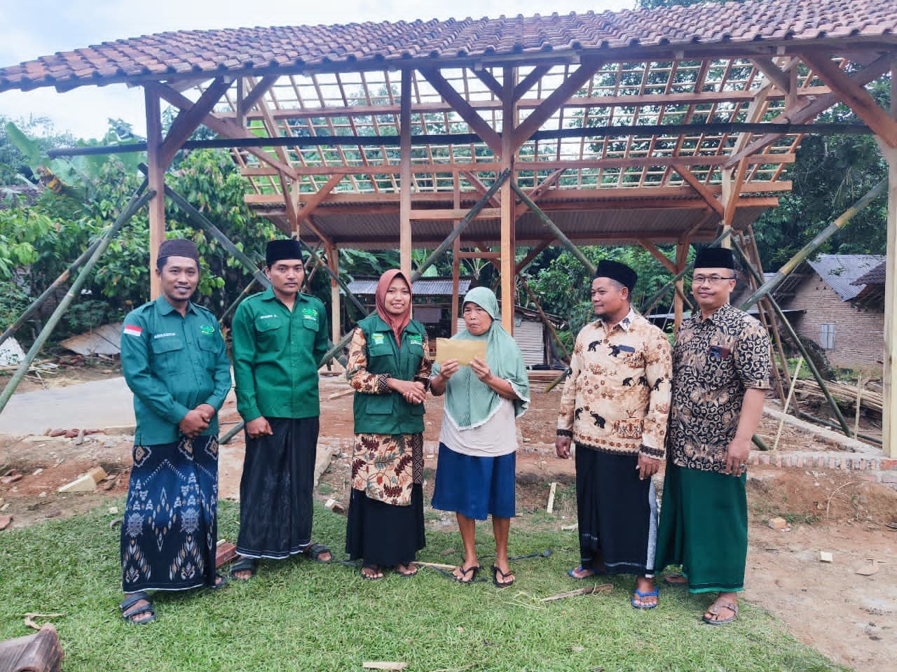 NU Care LAZISNU Pesawaran dan UPZIS Negeri Katon Salurkan Santunan Korban Rumah Roboh di Pujodadi